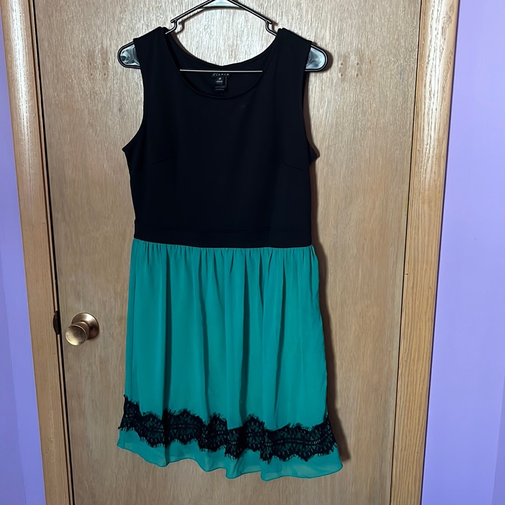 Women’s Casual Above Knee Dress Size 12 with peep hole back